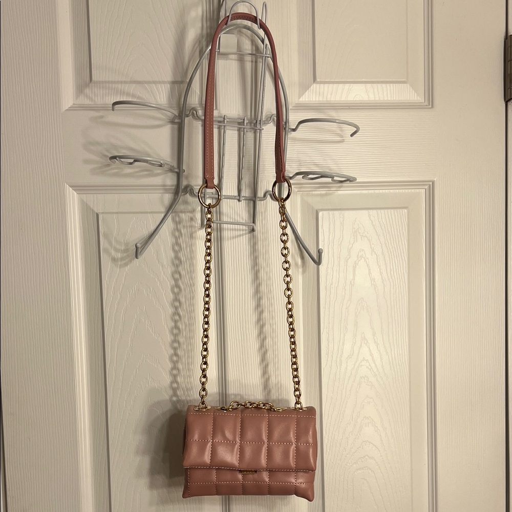 Chic Quilted Crossbody Bag with Gold Chain